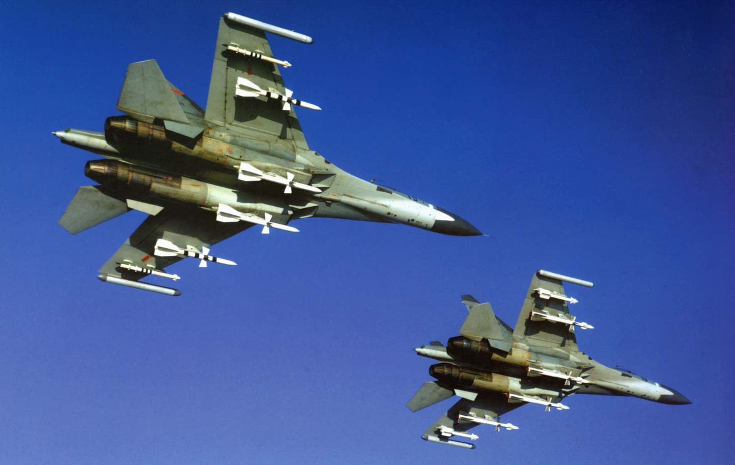 عائلة الفلانكر تقذف و تحقق السيطرة الجوية في السماء Su-27_aam_1